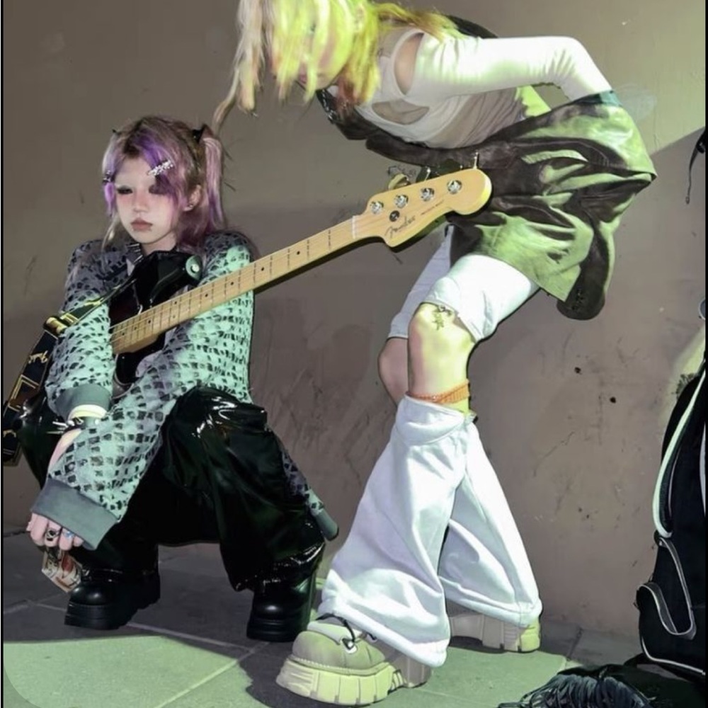 LOOKING FOR CHEAP ALTERNATIVE (EMO/GOTH) CLOTHING AND ACCESSORIES!